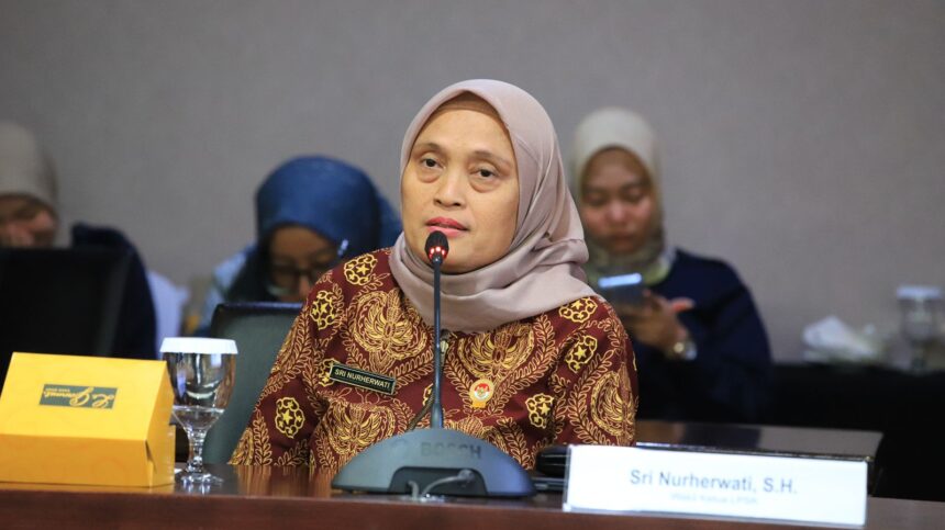 Wakil Ketua Lembaga Perlindungan Saksi dan Korban (LPSK), Sri Nurherwati memberikan keterangan terkait perlindungan LPSK kepada sembilan saksi dan korban dalam kasus Tindak Pidana Kekerasan Seksual dilakukan terdakwa IWAS alias Agus sejak 20-23 Januari 2025, Selasa (4/2/2025). Foto: Ist