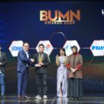 CEO PaDi UMKM Jimmy Kharisma (Ketiga dari Kiri) saat menerima penghargaan Outstanding Contribution to MSME Economic Empowerment dari Wakil Menteri BUMN RI Kartika Wirjoatmodjo (Kedua dari Kiri) pada ajang BUMN Awards 2024 yang berlangsung di Jakarta Concert Hall, iNews Tower, Jakarta, beberapa waktu yang lalu. Foto: Telkom Indonesia