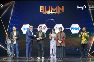 CEO PaDi UMKM Jimmy Kharisma (Ketiga dari Kiri) saat menerima penghargaan Outstanding Contribution to MSME Economic Empowerment dari Wakil Menteri BUMN RI Kartika Wirjoatmodjo (Kedua dari Kiri) pada ajang BUMN Awards 2024 yang berlangsung di Jakarta Concert Hall, iNews Tower, Jakarta, beberapa waktu yang lalu. Foto: Telkom Indonesia