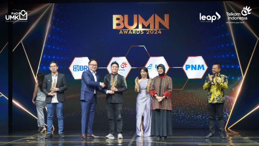 CEO PaDi UMKM Jimmy Kharisma (Ketiga dari Kiri) saat menerima penghargaan Outstanding Contribution to MSME Economic Empowerment dari Wakil Menteri BUMN RI Kartika Wirjoatmodjo (Kedua dari Kiri) pada ajang BUMN Awards 2024 yang berlangsung di Jakarta Concert Hall, iNews Tower, Jakarta, beberapa waktu yang lalu. Foto: Telkom Indonesia