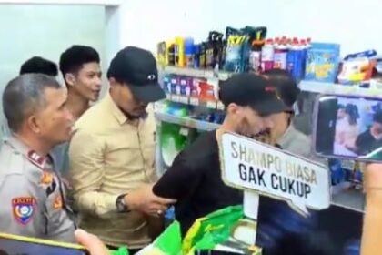 Pelaku pencurian minimarket Warga Negara Asing (WNA) berinisial AB, 41, (Mengenakan topi) digelandang aparat polisi di kawasan Duren Sawit, Jakarta Timur, pada Rabu (5/2/2025) sore. Foto: Ist