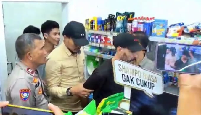 Pelaku pencurian minimarket Warga Negara Asing (WNA) berinisial AB, 41, (Mengenakan topi) digelandang aparat polisi di kawasan Duren Sawit, Jakarta Timur, pada Rabu (5/2/2025) sore. Foto: Ist