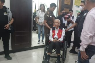 Suasana saat terdakwa Ted Sioeng menggunakan kursi roda terpaksa harus dibantu petugas untuk keluar dari ruang sidang HR Purwoto S Gandasubrata di Pengadilan Negeri Jakarta Selatan, pada Rabu (5/2/2025). Foto: Joesvicar Iqbal/ipol.id