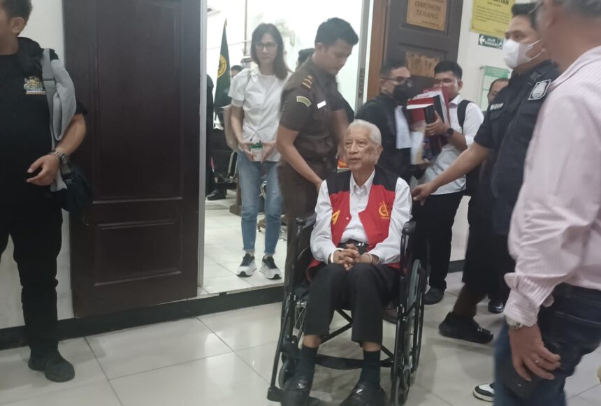 Suasana saat terdakwa Ted Sioeng menggunakan kursi roda terpaksa harus dibantu petugas untuk keluar dari ruang sidang HR Purwoto S Gandasubrata di Pengadilan Negeri Jakarta Selatan, pada Rabu (5/2/2025). Foto: Joesvicar Iqbal/ipol.id