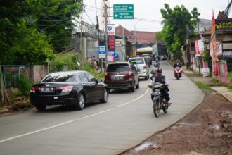 Kondisi arus lalu lintas di Jalan Jambore Cibubur, Kelurahan Cibubur, Kecamatan Ciracas, Jakarta Timur, pada Kamis (6/2/2025) siang, ramai lancar usai pembangunan jacking digeber petugas terkait guna mengatasi permasalahan genangan saat hujan deras. Foto: Ist