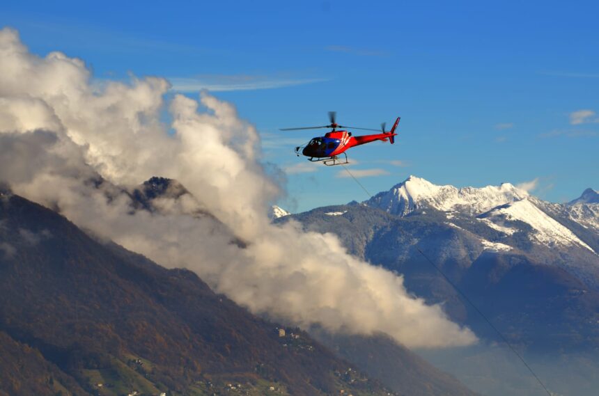 Ilustrasi - Helikopter terbang di atas awan. Foto: Freepik