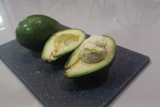 Konsumsi buah alpukat dan sumber lemak tak jenuh lainnya sebagai bagian dari pola makan sehat untuk mengurangi risiko penyakit kardiovaskular. Foto: Joesvicar Iqbal/ipol.id