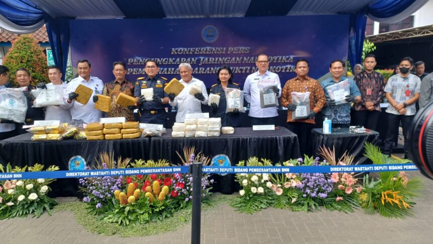 Kepala Badan Narkotika Nasional Republik Indonesia (BNN RI), Komjen Marthinus Hukom bersama Deputi Pemberantasan BNN RI, Irjen Pol I Wayan Sugiri, perwakilan pejabat Bea Cukai, Kejaksaan RI hingga tokoh masyarakat menunjukkan barang bukti sabu, ekstasi, ganja dan hasis dalam gelar sejumlah perkara narkotika serta pemusnahan barang bukti narkoba di Markas BNN RI Jakarta, Jumat (7/2/2025). Foto: Joesvicar Iqbal/ipol.id
