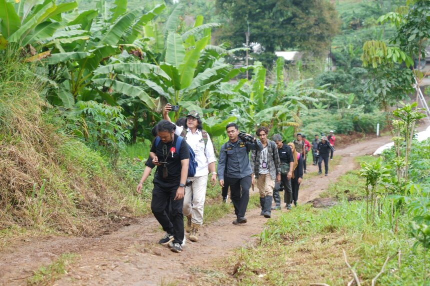 Dinas Penerangan Angkatan Darat (Dispenad) bersama awak media dalam kegiatan Media Tour ke kawasan Agroforestry Gunung Hejo, Purwakarta, Kamis (6/2/2025). Foto: Dispenad