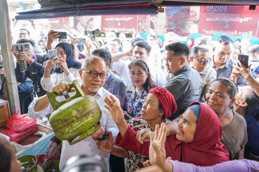 Menteri Koordinator (Menko) Bidang Pangan Zulkifli Hasan (Zulhas) saat meninjau distribusi LPG 3 Kg di kawasan Klender, Jakarta Timur. Foto: Dok Kemenko Bidang Pangan