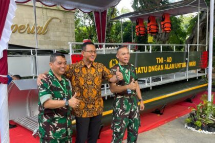 menampilkan inovasi unggulannya dalam menangani permasalahan sampah di perairan, yaitu perahu ponton penyapu sampah. Foto: Dispenad