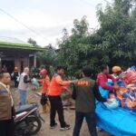 Petugas gabungan mendistribusikan bantuan logistik bagi warga terdampak angin puting beliung di Kabupaten Luwu, Sulawesi Selatan, pada Jumat (7/2/2025). Foto: BPBD Kabupaten Luwu