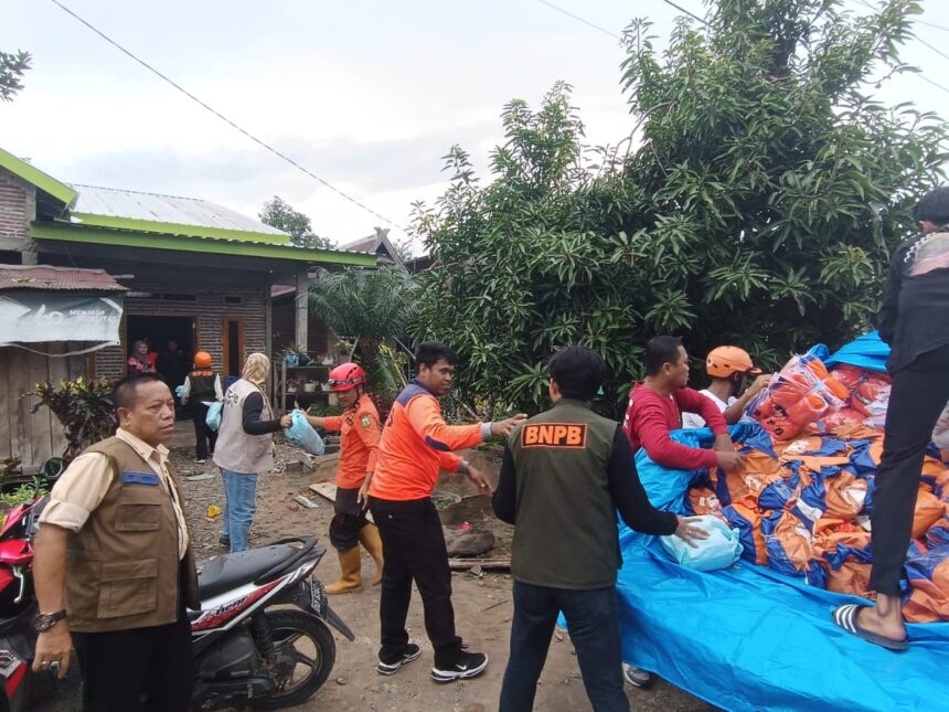 Petugas gabungan mendistribusikan bantuan logistik bagi warga terdampak angin puting beliung di Kabupaten Luwu, Sulawesi Selatan, pada Jumat (7/2/2025). Foto: BPBD Kabupaten Luwu