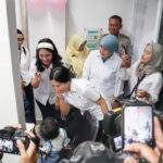 Wakil Menteri Pemberdayaan Perempuan dan Perlindungan Anak (Wamen PPPA), Veronica Tan bersama Wamen Kependudukan dan Pembangunan Keluarga, Isyana Bagoes Oka, didampingi Wali Kota Jakarta Selatan, Munjirin, meninjau pelaksanaan cek kesehatan gratis di Puskesmas Kebayoran Baru, Jakarta Selatan, pada Senin (10/2/2025). Foto: Ist