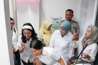 Wakil Menteri Pemberdayaan Perempuan dan Perlindungan Anak (Wamen PPPA), Veronica Tan bersama Wamen Kependudukan dan Pembangunan Keluarga, Isyana Bagoes Oka, didampingi Wali Kota Jakarta Selatan, Munjirin, meninjau pelaksanaan cek kesehatan gratis di Puskesmas Kebayoran Baru, Jakarta Selatan, pada Senin (10/2/2025). Foto: Ist