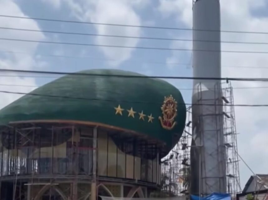 Masjid kubah baret TNI di Kecamatan Cijulang, Kabupaten Pangandaran, Jawa Barat. Foto: Tangkap layar IG @kegblogan.unfaedah