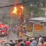 Suasana di lokasi kabel udara semrawut terbakar di Jalan Raya Condet, Gang Masjid Al Hawi II, RT 05 RW. 05, Kelurahan Cililitan, Kecamatan Kramat Jati, Jakarta Timur, pada Selasa (11/2/2025) sore. Beruntung petugas Damkar cepat datang memadamkan api. Foto: Ist