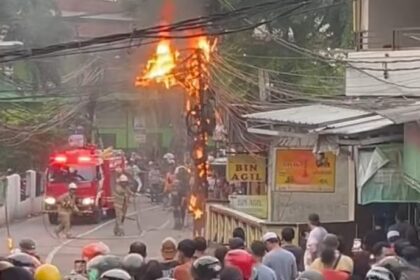 Suasana di lokasi kabel udara semrawut terbakar di Jalan Raya Condet, Gang Masjid Al Hawi II, RT 05 RW. 05, Kelurahan Cililitan, Kecamatan Kramat Jati, Jakarta Timur, pada Selasa (11/2/2025) sore. Beruntung petugas Damkar cepat datang memadamkan api. Foto: Ist