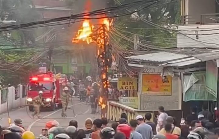 Suasana di lokasi kabel udara semrawut terbakar di Jalan Raya Condet, Gang Masjid Al Hawi II, RT 05 RW. 05, Kelurahan Cililitan, Kecamatan Kramat Jati, Jakarta Timur, pada Selasa (11/2/2025) sore. Beruntung petugas Damkar cepat datang memadamkan api. Foto: Ist