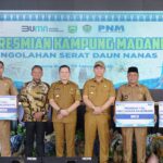 Pj Gubernur Sumatera Selatan Elen Setiadi bersama Asisten Deputi Pengembangan Hilirisasi Industri Pertambangan Kementerian Ekonomi Agus Wibowo dan Bupati Muara Enim Liono Basuki hadir memberikan dukungan dalam peresmian yang turut disaksikan oleh 55 nasabah PNM Mekaar dan didampingi oleh Direktur Bisnis PNM Prasetya Sayekti.