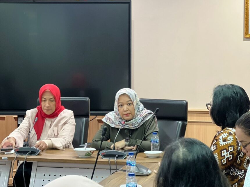 Ketua Komisi D DPRD DKI Jakarta, Yuke Yurike saat menerima audiens.(Foto Sofian ipol.id)