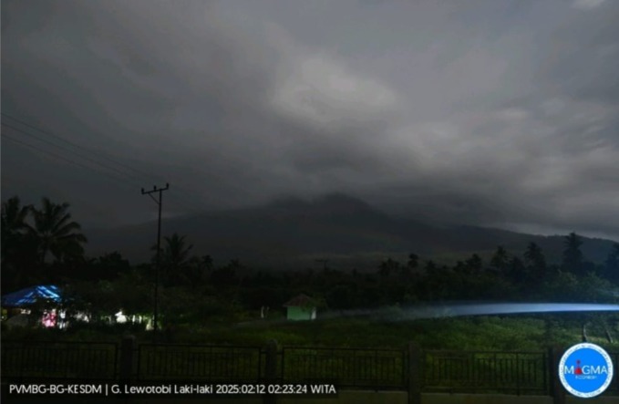 Tampilan Visual Gunung Lewotobi Laki-laki, pada Kamis (13/2/2025) pukul 00.00 - 06.00 WITA. Foto: PVMBG