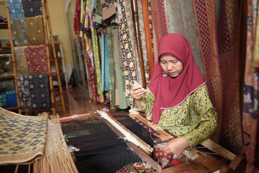 Pupuk Indonesia dalam menjalankan perannya sebagai BUMN tidak hanya berfokus pada sektor pangan, tetapi juga memiliki tanggung jawab sosial memberdayakan UMKM. Rumah Kain merupakan UMKM di Palembang berhasil naik kelas berkat pendampingan dari Pupuk Indonesia Grup, Jumat (14/2/2025). Foto: Ist