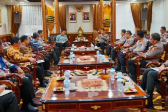 Kapolri Jenderal Polisi Drs. Listyo Sigit Prabowo menerima audiensi dari Menteri Imigrasi dan Pemasyarakatan (Imipas), Agus Andrianto, beserta jajaran. Foto: Divisi Humas Polri