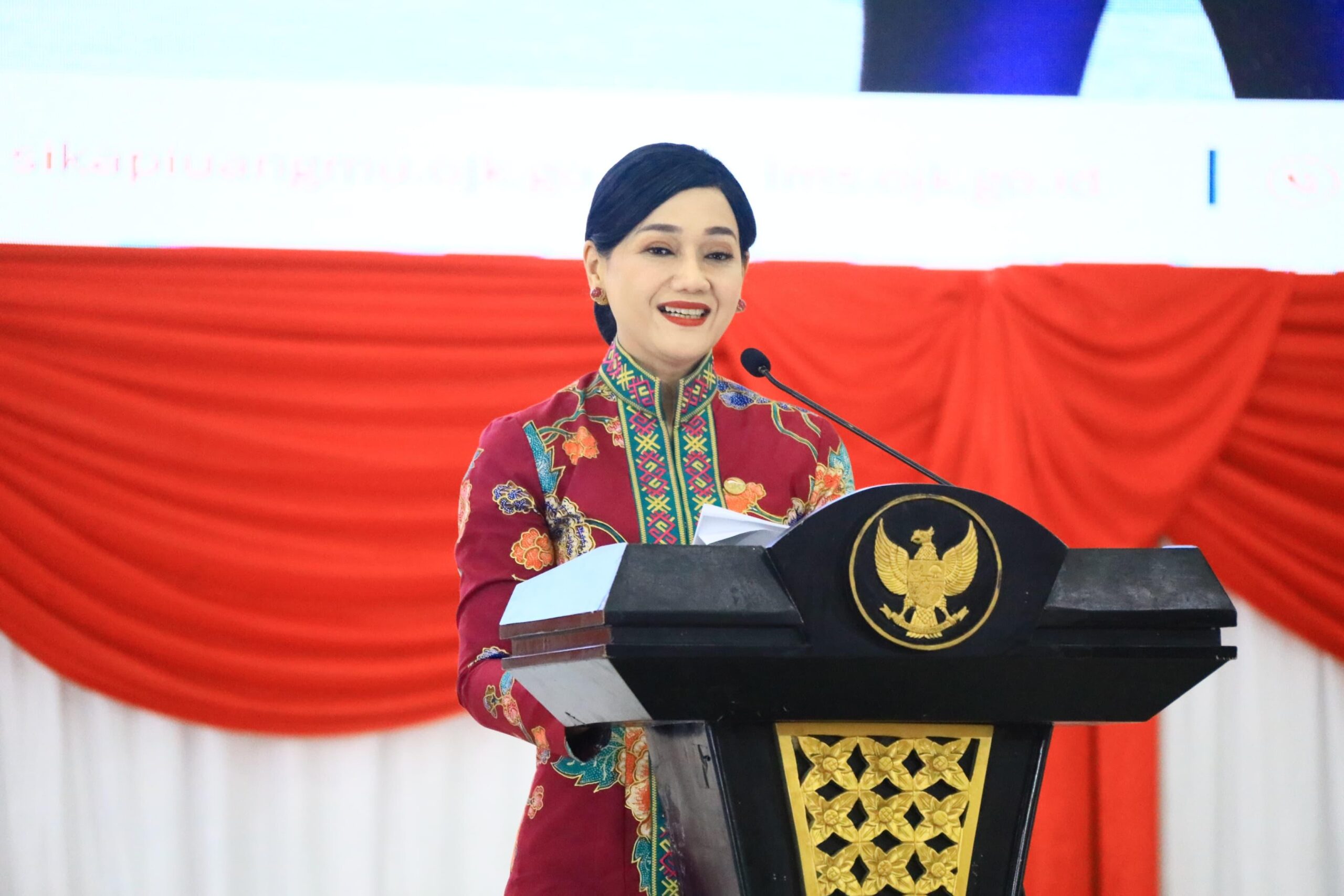 Kepala Eksekutif Pengawas Perilaku Pelaku Usaha Jasa Keuangan, Edukasi dan Pelindungan Konsumen OJK Friderica Widyasari Dewi dalam sambutannya pada kegiatan Sosialisasi GENCARKAN kepada Pelaku Usaha Jasa Keuangan (PUJK) di Sulawesi Utara, Gorontalo, dan Maluku Utara yang diselenggarakan di Manado, Jumat (14/2/2025). Foto: Dok OJK