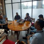 Kepala Unit BRI Gedong Panjang, Yuli Hartanto, Manager Bisnis Area Mikro, Ferdiantes, Manager Bisnis Mikro, Rustam Adriansyah, dan Mantri Gedong Panjang, Bambang Irawan, saat melakukan silaturahmi dan kolaborasi bersama Camat Penjaringan, Darmawan di kantor Kecamatan Penjaringan, Jakarta Utara, pada Jumat (14/2/2025). Foto: Ist