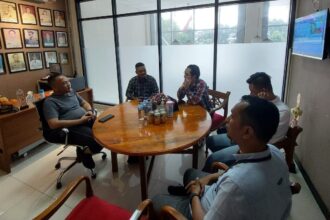 Kepala Unit BRI Gedong Panjang, Yuli Hartanto, Manager Bisnis Area Mikro, Ferdiantes, Manager Bisnis Mikro, Rustam Adriansyah, dan Mantri Gedong Panjang, Bambang Irawan, saat melakukan silaturahmi dan kolaborasi bersama Camat Penjaringan, Darmawan di kantor Kecamatan Penjaringan, Jakarta Utara, pada Jumat (14/2/2025). Foto: Ist