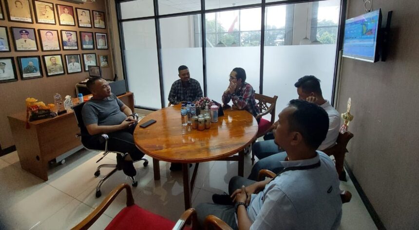 Kepala Unit BRI Gedong Panjang, Yuli Hartanto, Manager Bisnis Area Mikro, Ferdiantes, Manager Bisnis Mikro, Rustam Adriansyah, dan Mantri Gedong Panjang, Bambang Irawan, saat melakukan silaturahmi dan kolaborasi bersama Camat Penjaringan, Darmawan di kantor Kecamatan Penjaringan, Jakarta Utara, pada Jumat (14/2/2025). Foto: Ist