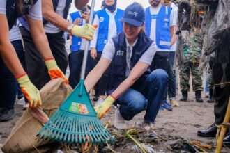 "Gerakan Wisata Bersih” yang diinisiasi oleh Kementerian Pariwisata dan Pemprov DKI Jakarta ini, Artha Graha Peduli turut melaksanakan kegiatan gladi bersih dengan menurunkan ribuan tim saber (sapu bersih). Foto: Istimewa