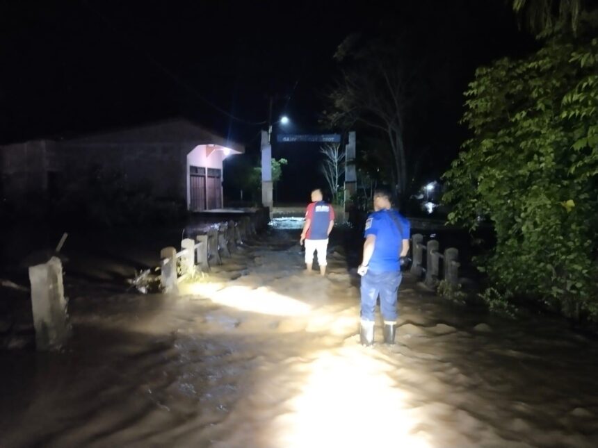 Kondisi banjir mengakibatkan terendamnya sejumlah rumah warga di Kabupaten Aceh Besar, Aceh, pada Jumat (14/2/2025) malam. Foto: BPBD Aceh Besar