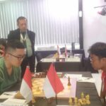 Melalui pertarungan ekstra ketat pecatur Indonesia IM Yoseph T. Taher (2439) mengalahkan rekan senegaranya IM Aditya Bagus Arfan (2402) di babak kedua di Indonesian GM Tournament di Hotel Mewangi, Bandung, Senin (17/2/2025).