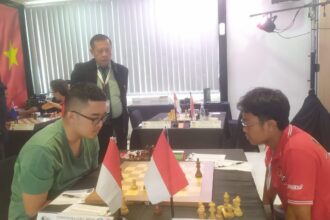 Melalui pertarungan ekstra ketat pecatur Indonesia IM Yoseph T. Taher (2439) mengalahkan rekan senegaranya IM Aditya Bagus Arfan (2402) di babak kedua di Indonesian GM Tournament di Hotel Mewangi, Bandung, Senin (17/2/2025).