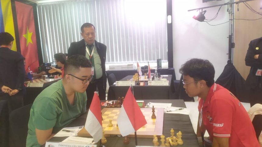 Melalui pertarungan ekstra ketat pecatur Indonesia IM Yoseph T. Taher (2439) mengalahkan rekan senegaranya IM Aditya Bagus Arfan (2402) di babak kedua di Indonesian GM Tournament di Hotel Mewangi, Bandung, Senin (17/2/2025).