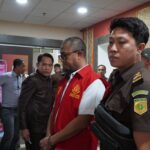 Proses penahanan tiga tersangka suap dan gratifikasi terhadap sejumlah proyek pada Dinas PUPR Kabupaten Banyuasin TA 2023. Foto: Seksi Penkum Kejati Sumsel