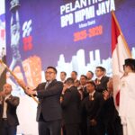 Semangat Ketua Umum (Ketum) Himpunan Pengusaha Muda Indonesia (HIPMI) Jaya, Ryan Haroen mengibarkan bendera HIPMI usai acara pelantikan 430 jajaran pengurus baru periode 2025-2028 di Hotel Park Hyatt Jakarta, Selasa (18/2/2025). Foto: Ist