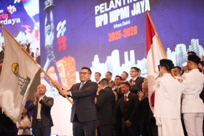 Semangat Ketua Umum (Ketum) Himpunan Pengusaha Muda Indonesia (HIPMI) Jaya, Ryan Haroen mengibarkan bendera HIPMI usai acara pelantikan 430 jajaran pengurus baru periode 2025-2028 di Hotel Park Hyatt Jakarta, Selasa (18/2/2025). Foto: Ist