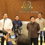 Jaksa Agung ST Burhanuddin di sela-sela kunjungan Menteri BUMN, Erick Thohir di Gedung Utama Kejaksaan Agung, Jakarta, Selasa (18/2/2025). Foto: Yudha Krastawan/IPOL.ID