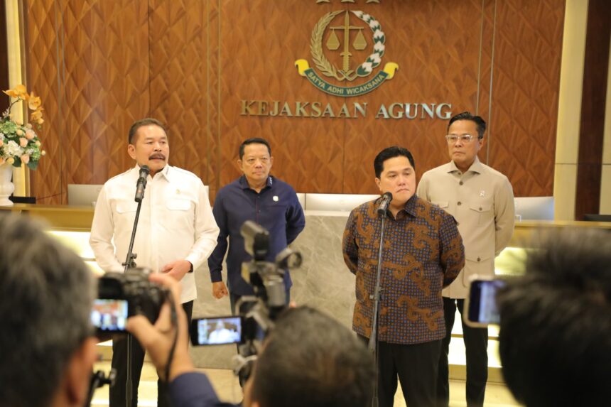 Jaksa Agung ST Burhanuddin di sela-sela kunjungan Menteri BUMN, Erick Thohir di Gedung Utama Kejaksaan Agung, Jakarta, Selasa (18/2/2025). Foto: Yudha Krastawan/IPOL.ID