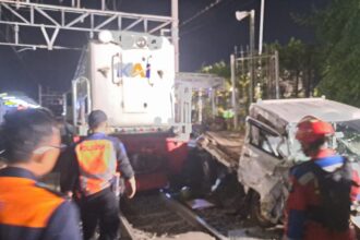 Sejumlah petugas Damkar berupaya mengevakuasi mobil Suzuki Carry nopol B 9717 TAZ dan dua sepeda motor yang terlibat kecelakaan di perlintasan Kereta Api (KA) Stasiun Pondok Jati, Palmeriam, Matraman, Jakarta Timur, Rabu (19/2/2025) malam. Foto: Ist