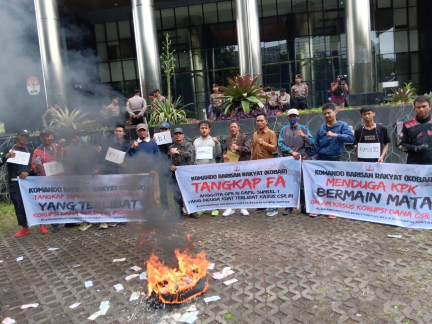 Puluhan aktivis yang bergabung dalam Komando Barisan Rakyat (Kobar) saat menggelar aksi unjuk rasa di depan Gedung Merah Putih KPK, Jumat (21/2/2025). Foto: Dok Kobar