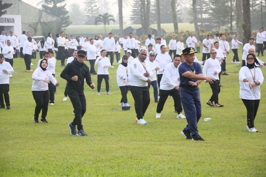 Menteri Dalam Negeri (Mendagri), Muhammad Tito Karnavian saat melakukan aktivitas olah raga bersama sejumlah kepala daerah dalam Retret Pembekalan Kepala Daerah di Lembah Tidar Akmil Kota Magelang, Sabtu (22/2/2025). Foto: Ist