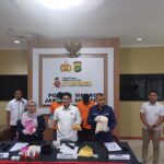 Kanit Krimsus Polres Metro Jakarta Selatan (Jaksel), AKP Indra Darmawan (tengah) bersama Ketua Tim Intelijen dan Penyidikan Balai Besar POM Jakarta, Aam Aminah (kiri) dan humas Polres Metro Jaksel menunjukkan barang bukti hasil pengungkapan kasus home industri pembuatan kosmetik ilegal tanpa izin edar dan dua tersangka inisial MS, 35, dan R, 37, di Mapolres Jaksel, pada Senin (24/2/2025). Foto: Joesvicar Iqbal/ipol.id