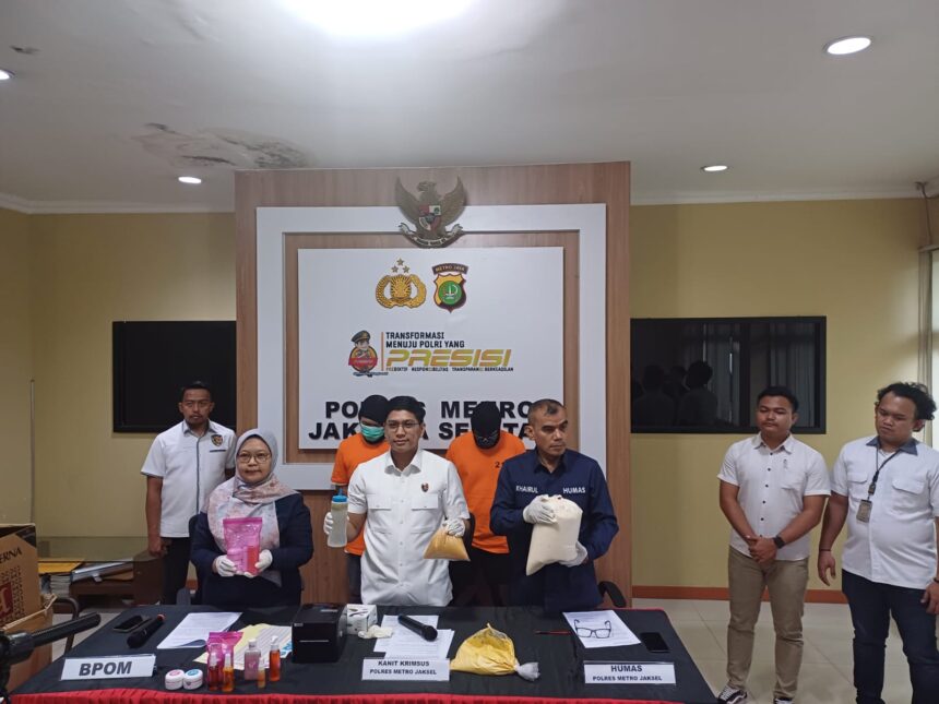 Kanit Krimsus Polres Metro Jakarta Selatan (Jaksel), AKP Indra Darmawan (tengah) bersama Ketua Tim Intelijen dan Penyidikan Balai Besar POM Jakarta, Aam Aminah (kiri) dan humas Polres Metro Jaksel menunjukkan barang bukti hasil pengungkapan kasus home industri pembuatan kosmetik ilegal tanpa izin edar dan dua tersangka inisial MS, 35, dan R, 37, di Mapolres Jaksel, pada Senin (24/2/2025). Foto: Joesvicar Iqbal/ipol.id