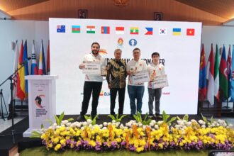 IR Eka Putra Wirya (Ketua Dewan Pembina PB Percasi memberi hadiah kepada juara katagori Grand Master