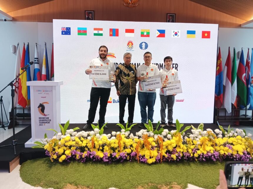 IR Eka Putra Wirya (Ketua Dewan Pembina PB Percasi memberi hadiah kepada juara katagori Grand Master