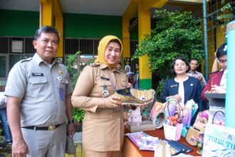 Pelaksana Tugas (Plt) Wali Kota Administrasi Jakarta Timur (Jaktim), Iin Mutmainnah dan jajaran saat kunjungan ke SMA Negeri 59 Jakarta, Jalan Bulak Timur, Kelurahan Klender, Kecamatan Duren Sawit, pada Senin (24/2/2025). Foto: Ist